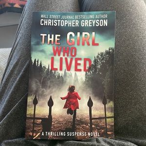 The girl who lived -  Christopher Greyson paperback